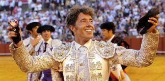 Los banderilleros de Escribano le siguen en la vuelta al ruedo en Sevilla tras cortarle las dos orejas a un toro de Miura en la pasada Feria. (FOTO: Raúl Doblado/ABC-Sevilla)