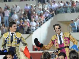 Daniel Luque y Juan José Padilla, a hombros al finalizar la corrida de esta tarde en Utrera. (FOTO: lopezmatito.com)