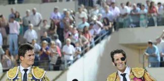 Daniel Luque y Juan José Padilla, a hombros al finalizar la corrida de esta tarde en Utrera. (FOTO: lopezmatito.com)