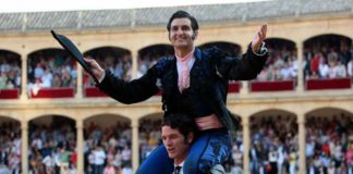 Morante en su salida a hombros esta tarde en Ronda. (FOTO: Arjona/mundotoro.com)