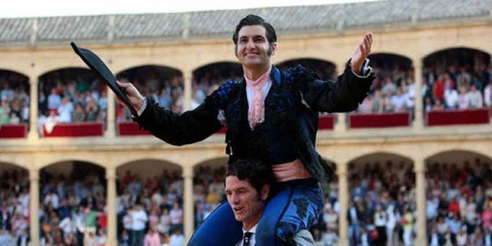 Morante en su salida a hombros esta tarde en Ronda. (FOTO: Arjona/mundotoro.com)