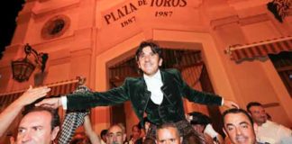 Diego Ventura saliendo a hombros en Murcia esta tarde.