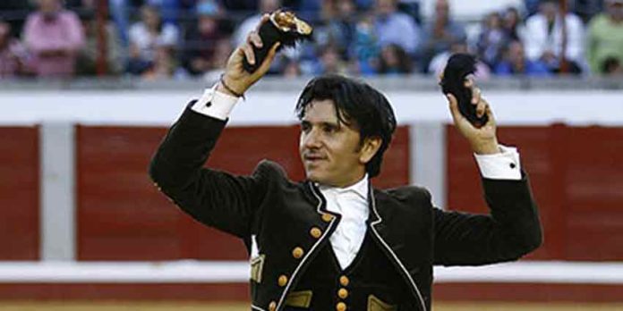 Diego Ventura, con las dos orejas de su segundo toro esta tarde en Pozoblanco. (FOTO: González Arjona)