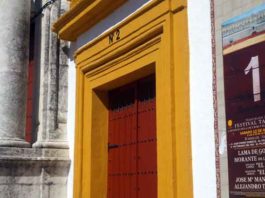El cartel erróneo sigue en la Puerta del Príncipe, sin nadie que lo corrija. (FOTO: Javier Martínez)