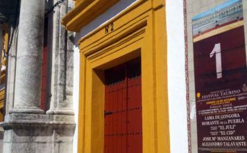 El cartel erróneo sigue en la Puerta del Príncipe, sin nadie que lo corrija. (FOTO: Javier Martínez)