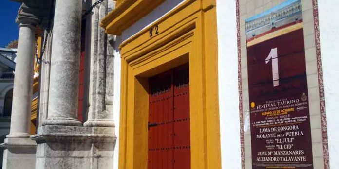 El cartel del festival y su orden, en la Puerta del Príncipe. (FOTO: Javier Martínez)