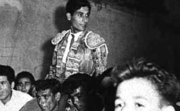 Curro Puya, tras salir a hombros de la Maestranza, es llevado por la multitud hasta su casa en Triana.