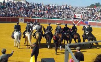 Los toreros haciendo el paseíllo a caballo.