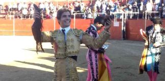 El sevillano Pablo Auado pasea el triunfo logrado hoy en San Juan de la Nava (Ávila).