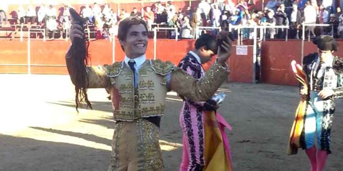 El sevillano Pablo Auado pasea el triunfo logrado hoy en San Juan de la Nava (Ávila).