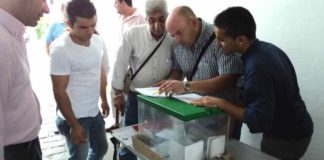 Los empleados de la empresa Pagés votando a sus representantes del Comité de Empresa. (FOTO; Javier Martínez)