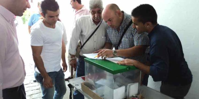 Los empleados de la empresa Pagés votando a sus representantes del Comité de Empresa. (FOTO; Javier Martínez)