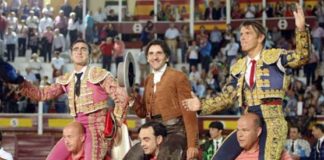 Diego Ventura. a hombros con El Fandi y El Cordobés esta tarde en Huércal-Overa. (FOTO: Arjona)