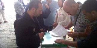 Un empleado de la Maestranza deposita su voto.