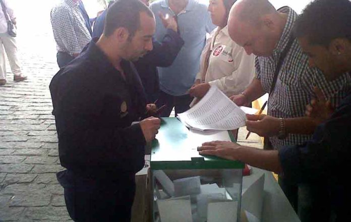 Un empleado de la Maestranza deposita su voto.