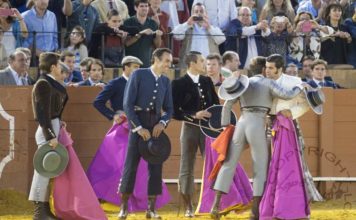 Los toreros participantes en el festival solidario de Sevilla el pasado 12 de octubre. (FOTO: lopezmatito.com)