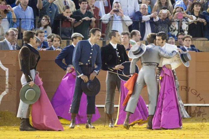 Los toreros participantes en el festival solidario de Sevilla el pasado 12 de octubre. (FOTO: lopezmatito.com)