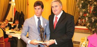 Daniel Luque recibe uno de los premios de manos del alcalde de Almodóvar del Campo (Ciudad Real).