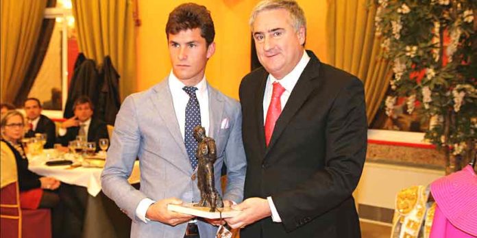 Daniel Luque recibe uno de los premios de manos del alcalde de Almodóvar del Campo (Ciudad Real).