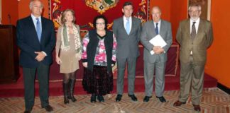 Acto de entrega del talón con el beneficio del festival taurino del 12 de octubre. (FOTO: lamaestranza.es)