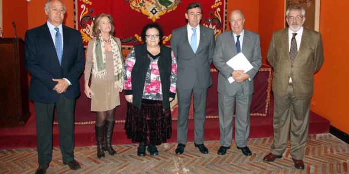 Acto de entrega del talón con el beneficio del festival taurino del 12 de octubre. (FOTO: lamaestranza.es)