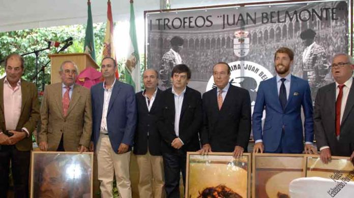 Todos los premiados por la nyeva Tertulia Taurina 'Juan Belmonte'. (FOTO: Eduardo Porcuna)