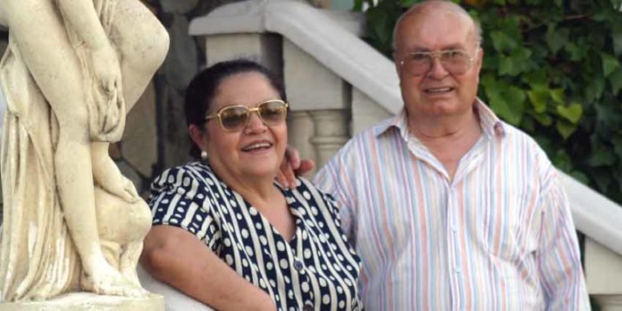 Pedro Escacena junto a su mujer Aurora, en su casa familiar de Tomares. (FOTO: Javier Martínez)