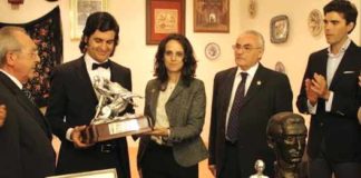 Morante recibiendo el trofeo de la Tertulia Manolete. (FOTO: Cuevas)