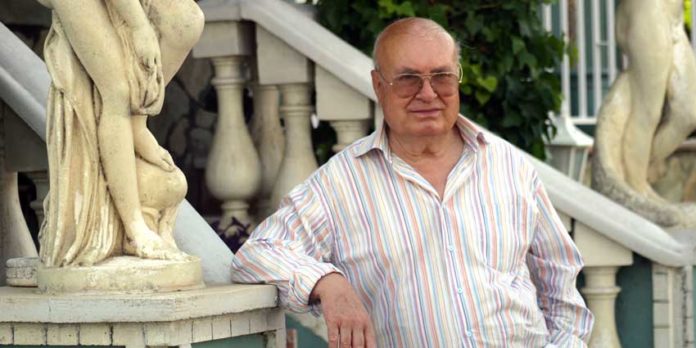 El pintor taurino sevillano Pedro Escacena, en su casa de Tomares. (FOTO: Javier Martínez)