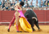 La espectacular media de Morante a un toro de Cuvillo el año pasado en la Feria de Abril; la próxima Feria no se podrá ver ni a Morante ni los toros de Cuvillo. (FOTO: lopezmatito.com)