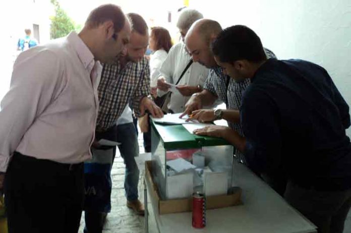 Masiva respuesta en la pasada Feria de San Miguel de los empleados de la plaza en sus elecciones para comité de empresa. (FOTO: Javier Martínez)