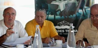 A la izquierda, Diego Martínez, presidente de la Unión Taurina de Abonados, junto con otros miembros de la Asociación. (FOTO: Javier Martínez)
