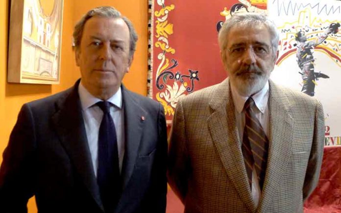 El teniente de hermano mayor de la Real Maestranza, Javier Benjumea, y el empresario de la plaza, Eduardo Canorea, responsables de la plaza de toros. (FOTO: Paco Díaz)