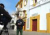 Los periodistas de Canal Sur, cubriendo la noticia del escándalo de la Maestranza para los informativos. (FOTO: Javier Martínez)