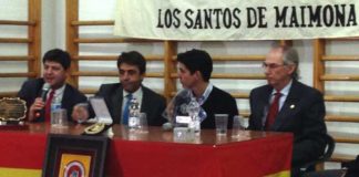 Esaú Fernández, en el centro de la imagen junto al ganadero Victorino Martín, en la entrega del trofeo.