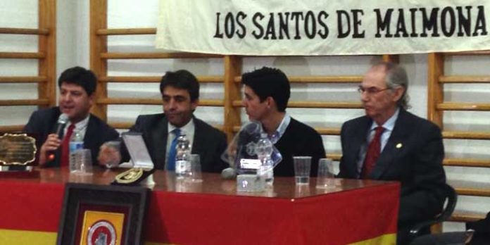 Esaú Fernández, en el centro de la imagen junto al ganadero Victorino Martín, en la entrega del trofeo.