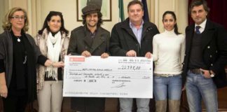 Morante, el alcalde de La Puebla del Río y el empresario Jorge Buendía entregan el talón con el beneficio del festival.