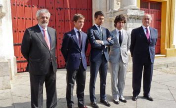 Eduardo Canorea y Ramón Valencia junto a Juli, Manzanares y Morante, tres de las seis figuras que no volverán a torear más en la Maestranza si ellos continúan de empresarios. (FOTO: Paco Díaz)