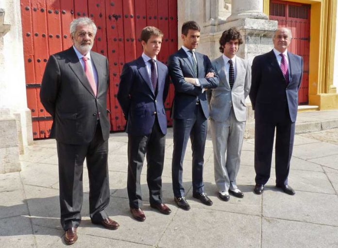 Eduardo Canorea y Ramón Valencia junto a Juli, Manzanares y Morante, tres de las seis figuras que no volverán a torear más en la Maestranza si ellos continúan de empresarios. (FOTO: Paco Díaz)