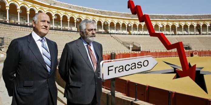 La gestión de Ramón Valencia y Eduardo Canorea ha desembocado en una pérdida de abonados y confianza, ruptura con Unión de Abonados y alguna prensa, y finalmente en el conflicto con las principales figuras.