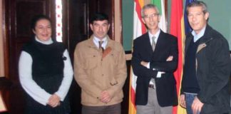 Los nuevos empresarios de la plaza de Utrera, Carmelo García y Curro Durán, con la delegada de Fiestas y el alcalde de Utrera.