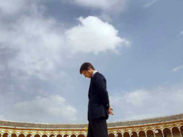 El Juli pasea en solitario por el ruedo de la Maestranza.