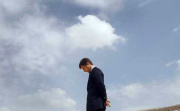 El Juli pasea en solitario por el ruedo de la Maestranza.