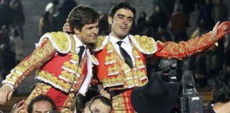 El Juli y Perera se abrazan tras un triunfo de puerta grande. (FOTO: abc.es)