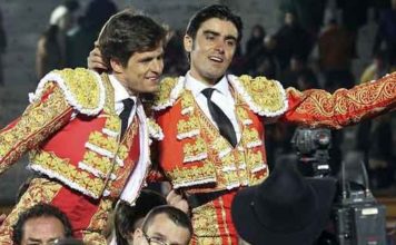 El Juli y Perera se abrazan tras un triunfo de puerta grande. (FOTO: abc.es)