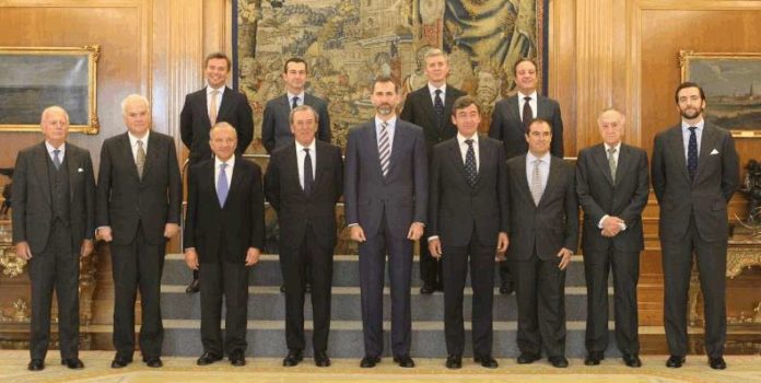 La actual Junta de Gobierno de la Real Maestranza de Caballería de Sevilla, en una audiencia con el Príncipe de Asturias.