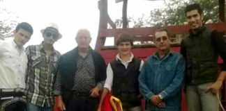 El novillero Manuel Reyes, a la derecha, en un tentadero reciente en Yucatán (México).