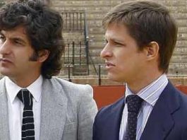 Morante y El Juli, vestidos de calle sobre el ruedo de la Maestranza.