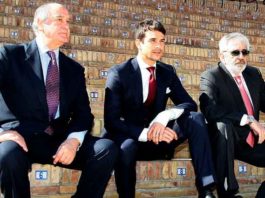 Ramón Valencia y Eduardo Canorea flanquean a Manzanares en la Maestranza. Canorea asegura que Manzanares o Juli no son capaces de anunciarse con una de Victorino o Torrestrella en Sevilla