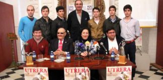 Los seis novileros, junto al ganadero, de pie en segunda fila.